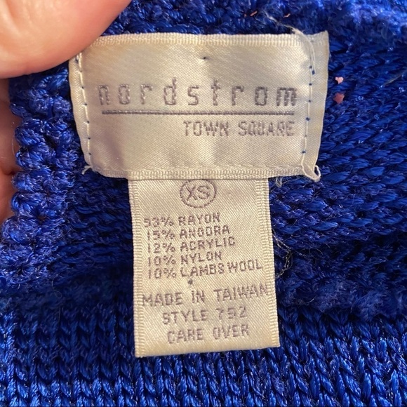 Vintage Nordstrom women’s sweater in size x-small - Picture 10 of 11